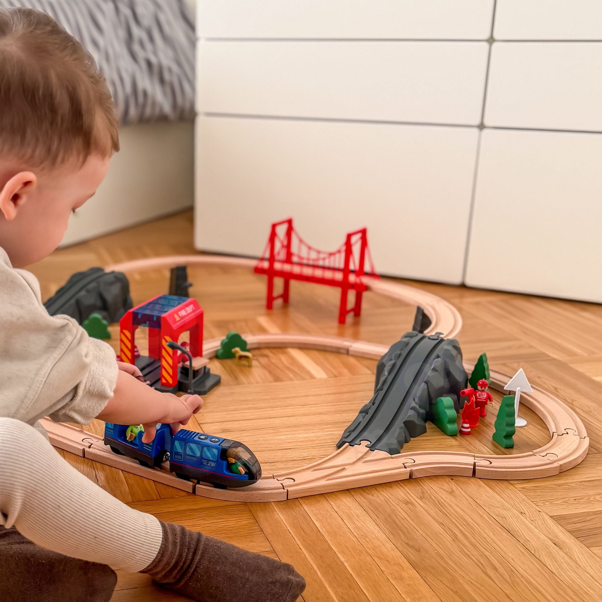 Tooky Toy Drewniana Kolejka Elektryczna Straż Pożarna Efekty Dźwiękowe 70 el. FSC
