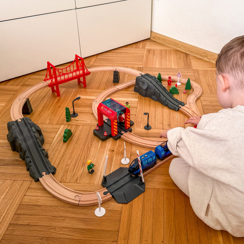 Tooky Toy Drewniana Kolejka Elektryczna Straż Pożarna Efekty Dźwiękowe 70 el. FSC
