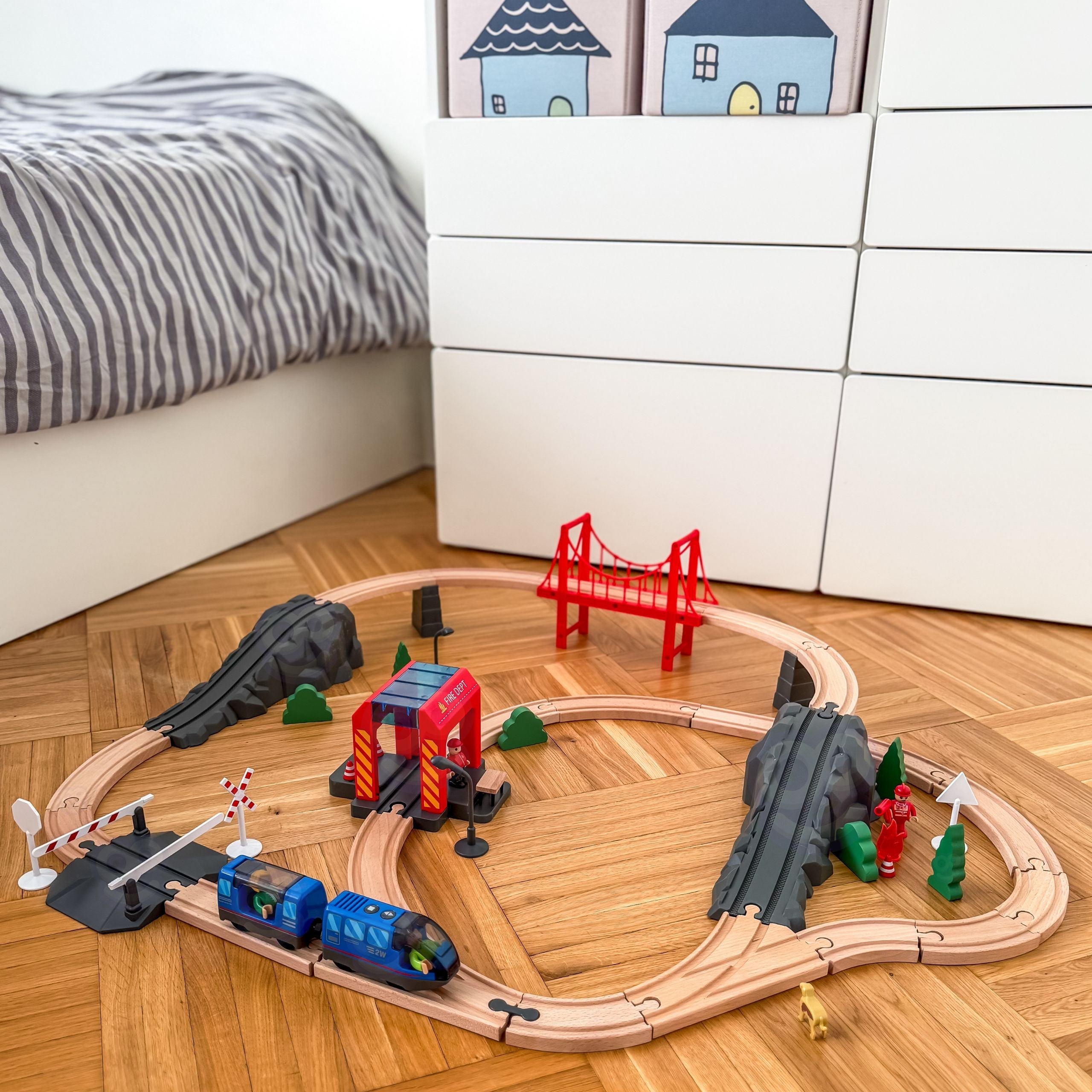 Tooky Toy Drewniana Kolejka Elektryczna Straż Pożarna Efekty Dźwiękowe 70 el. FSC