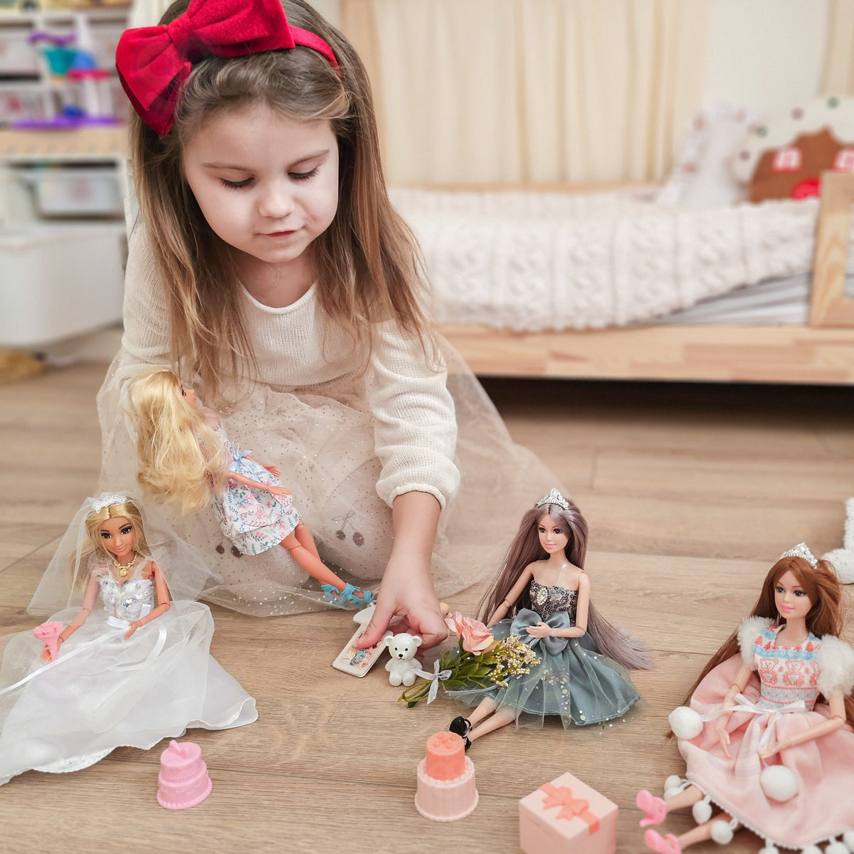 WOOPIE ROYAL Lalka Emi w Eleganckiej Sukni Tiulowej z Kokardą i Bukietem