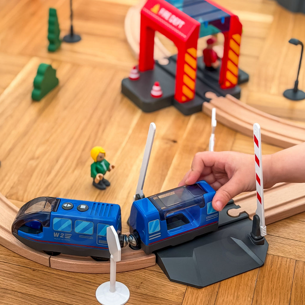 Tooky Toy Drewniana Kolejka Elektryczna Straż Pożarna Efekty Dźwiękowe 70 el. FSC