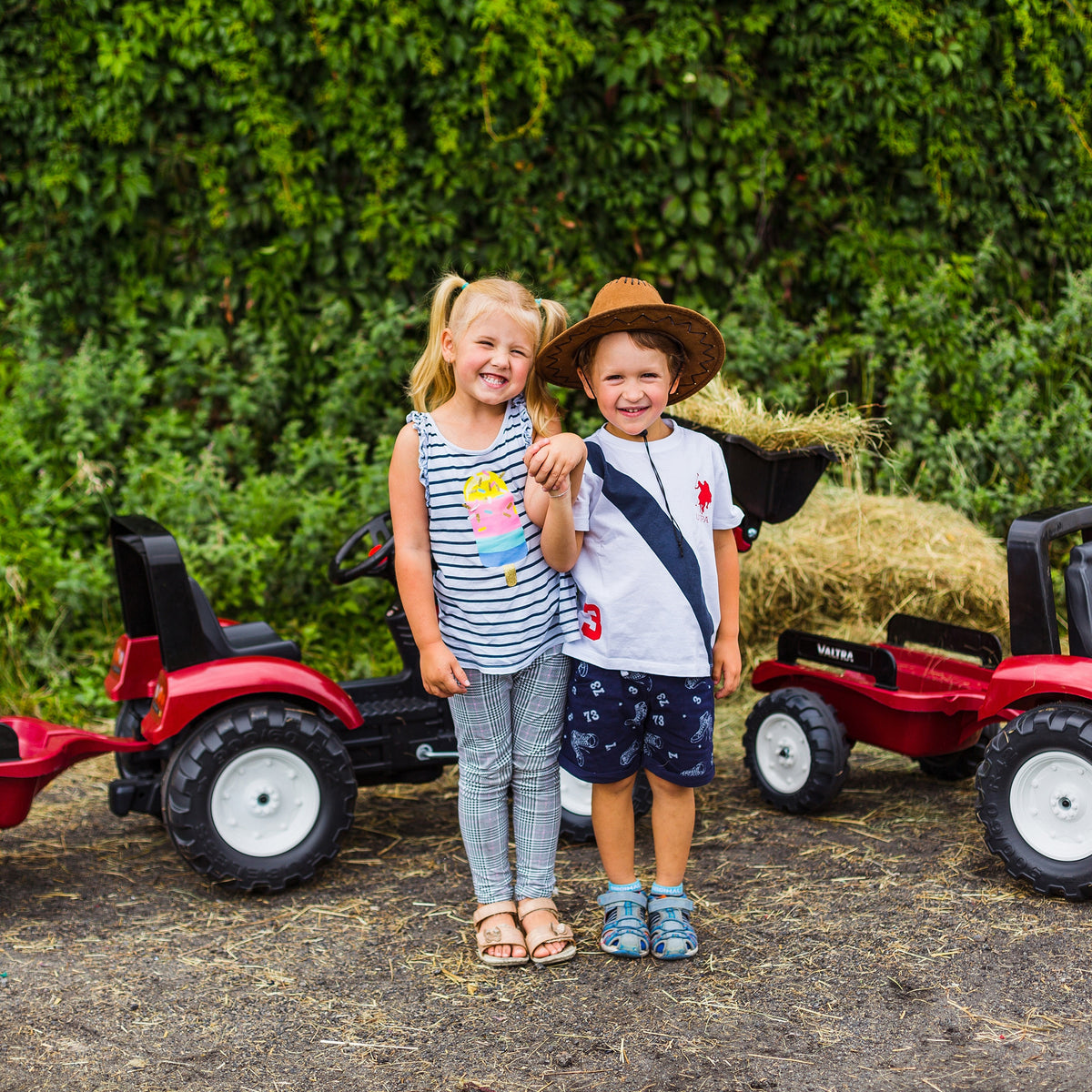 FALK Traktor na Pedały Valtra S4 Bordowy z Przyczepą 3-7 lat