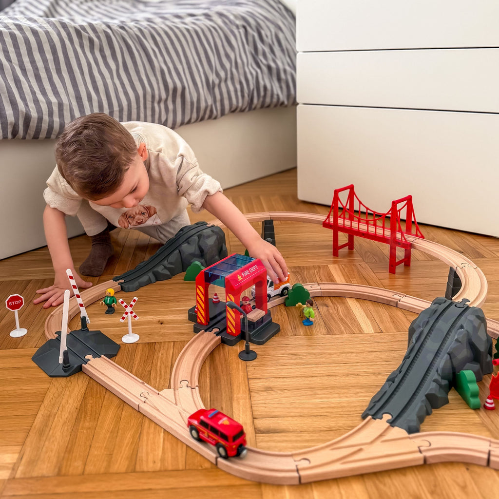 Tooky Toy Drewniana Kolejka Elektryczna Straż Pożarna Efekty Dźwiękowe 70 el. FSC